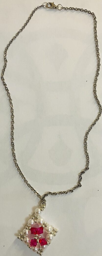 Collana artigianale con perline bianche e rosse a forma di rombo