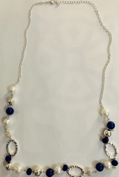 Collana artigianale con perline color blu e panna