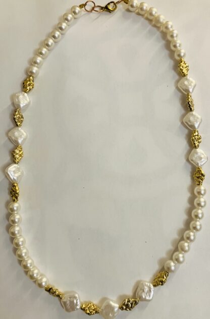 Collana artigianale con perline miste color panna e dorate
