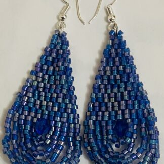 Orecchini artigianali con perline blu e viola a forma di goccia